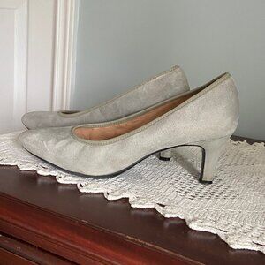 Naturalizer Pointed Toe Pumps. Size 8.5
